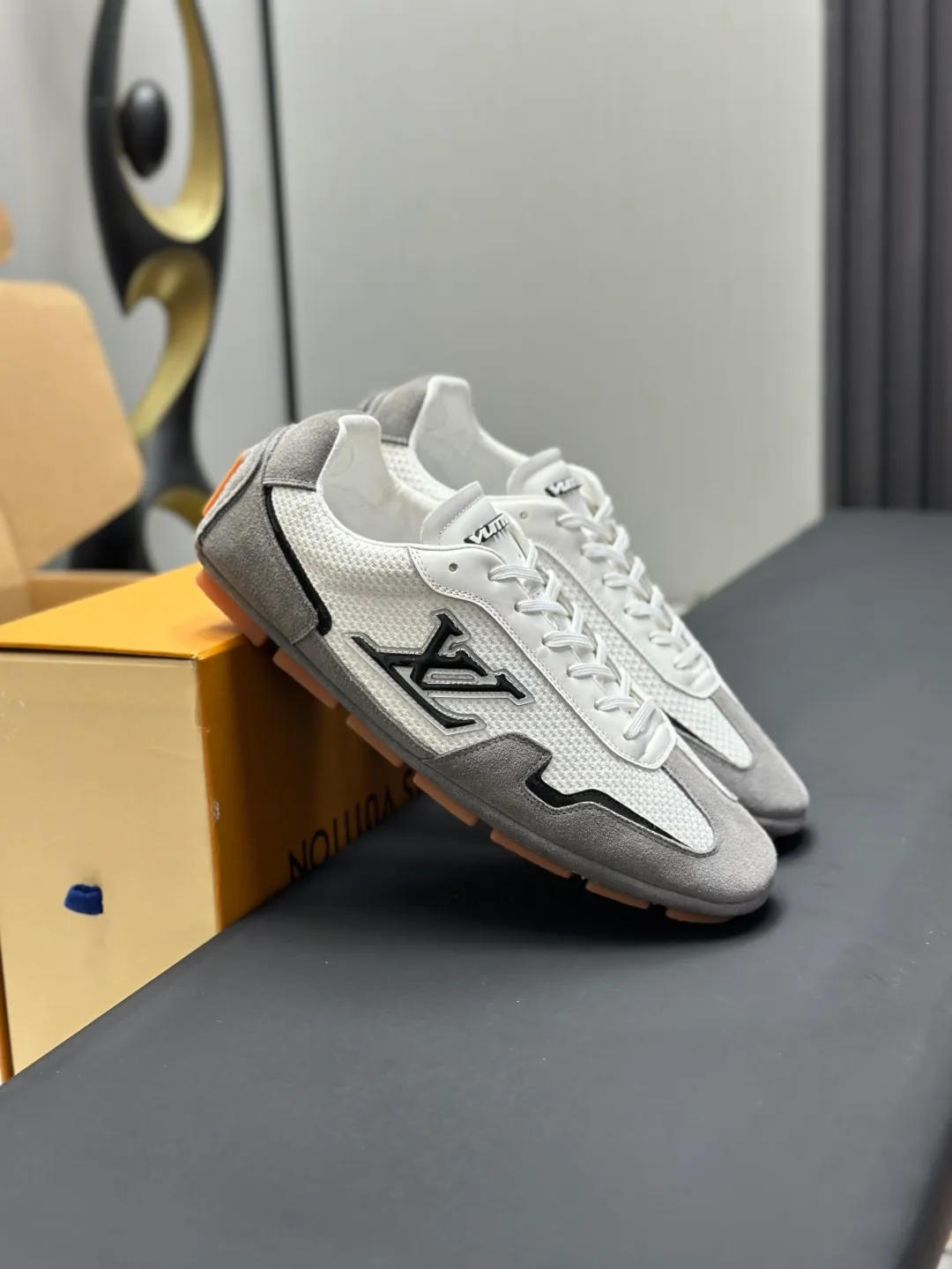 👟👟Ex-factory price 680👟👟 (Top version fully packaged) LV Louis Vuitton L Family Donkey Brand Latest Rally Series Mesh Casual Sports Shoes Doudou Shoes Original purchase, development and production This LV Rally sports shoe is made of suede cow leather and mesh fabric, and a rubber pad outsole is incorporated into the driving shoe configuration, making it a modern choice that is both comfortable and light. The LV letters on the side, the handwritten Louis Vuitton logo on the rear, and the Vuitton logo on the tongue and outsole jointly brand the brand mark. Exquisite packaging at the delivery counter🛍📦 ▪️Fabric: Original customized imported mesh + cowhide ▪️Inner lining: Original customized breathable mesh lining ▪️Outsole: Original molded anti-slip rubber material ▪️Sole thickness: 2CM ▪️Size: Men's 39-45